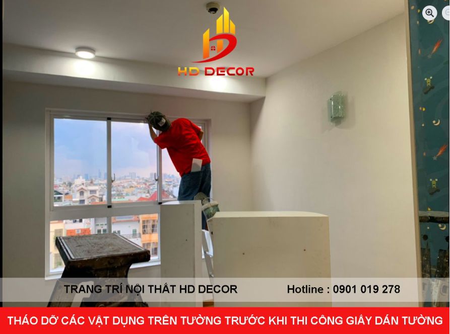 tháo dỡ các vật dụng trên tường trước khi dán giấy dán tường 
