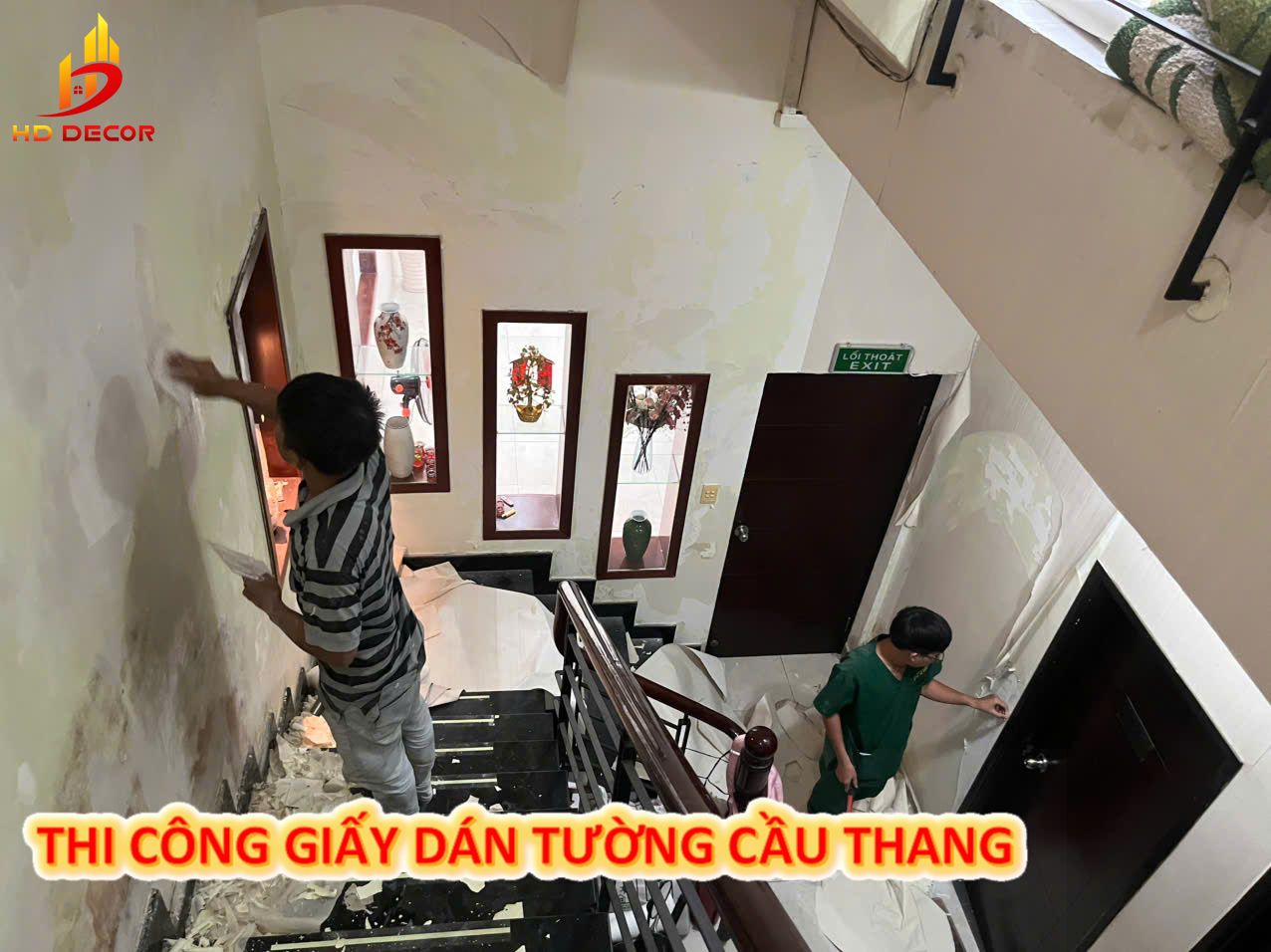 thi công giấy dán tường cầu thang 