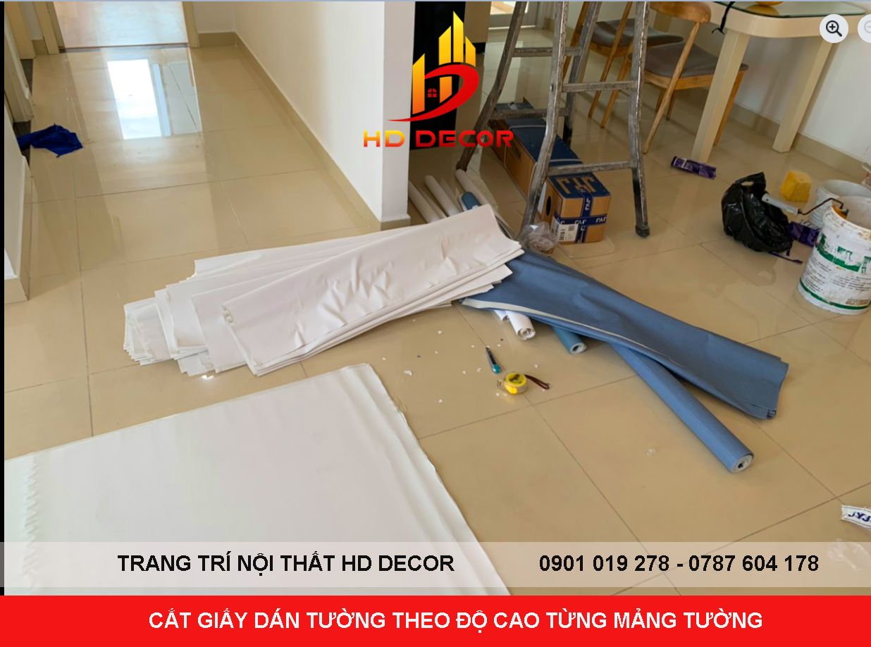 cắt giấy dán tường theo kích thước của từng mảng tường 