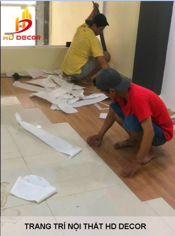 cắt giấy dán tường  theo chiều cao của từng mảng tường 