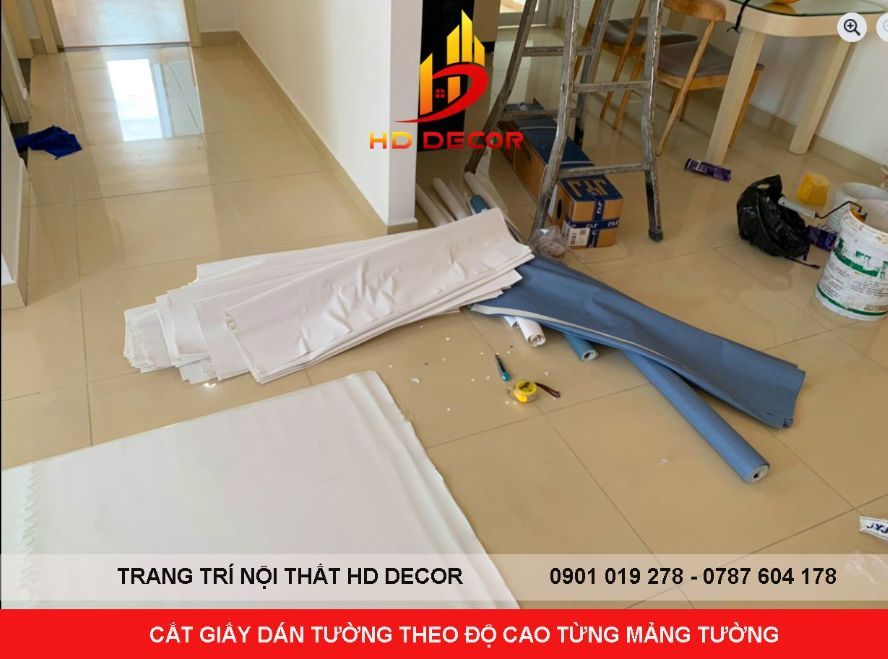 Đo và cắt giấy dán tường theo kích thước của từng mảng tường