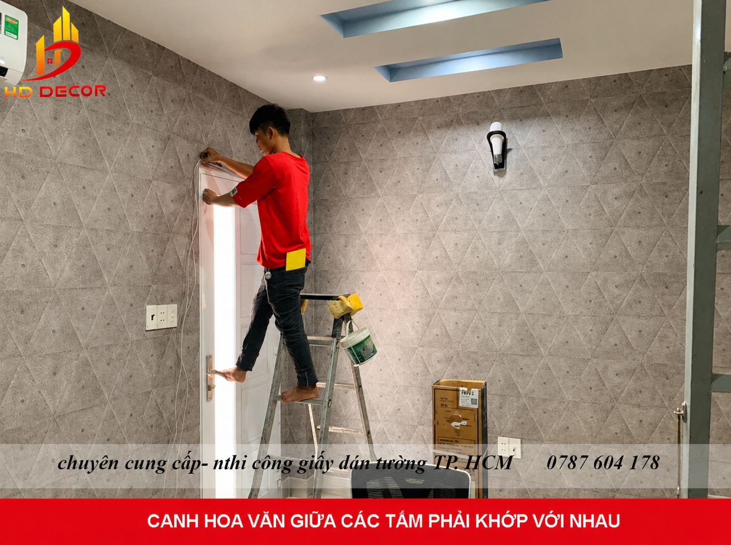 dán giấy dán tường lên tường và căn chỉnh vị trí 
