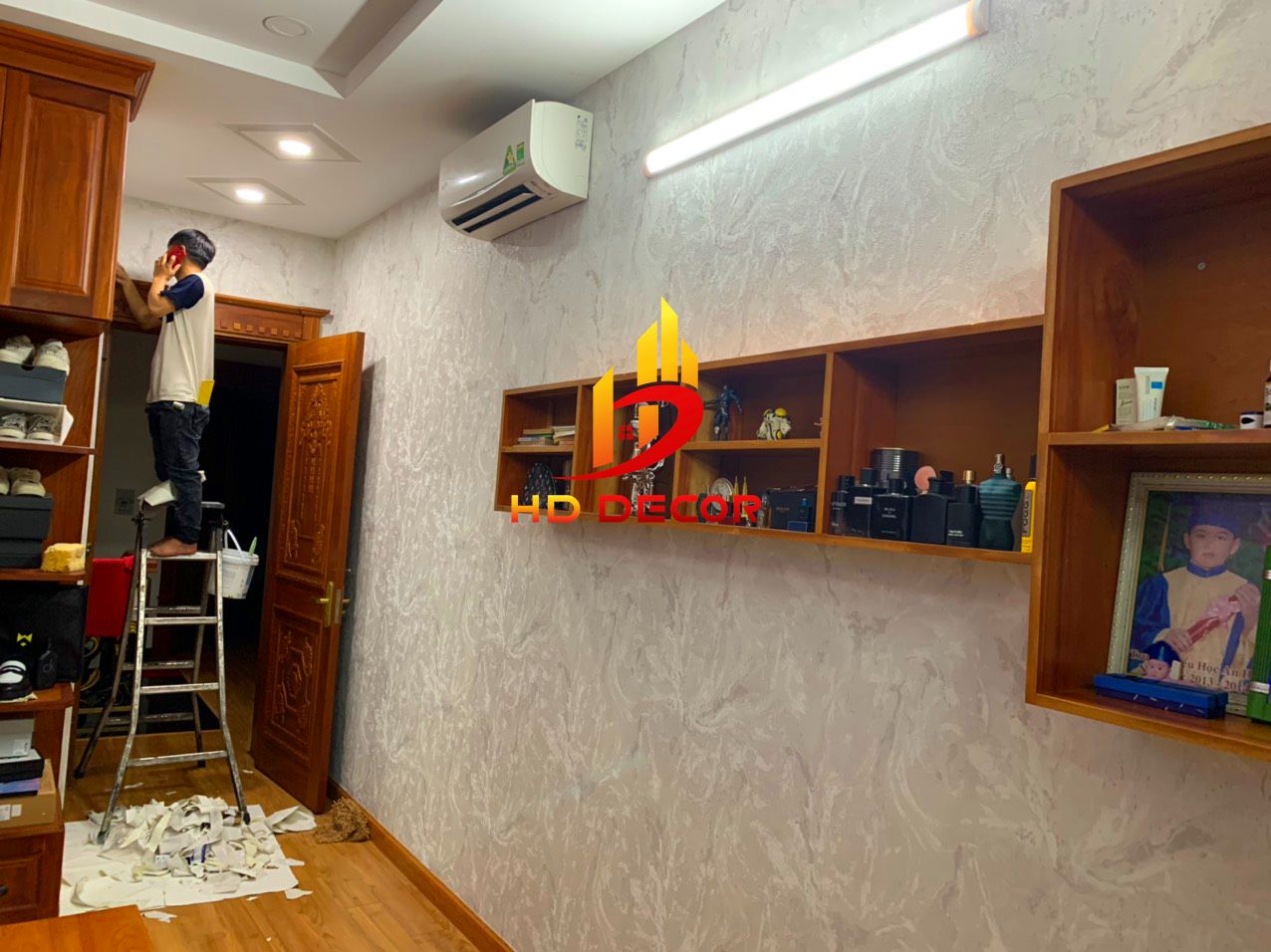dịch vụ thi công giấy dán tường giá rẻ hiện nay 