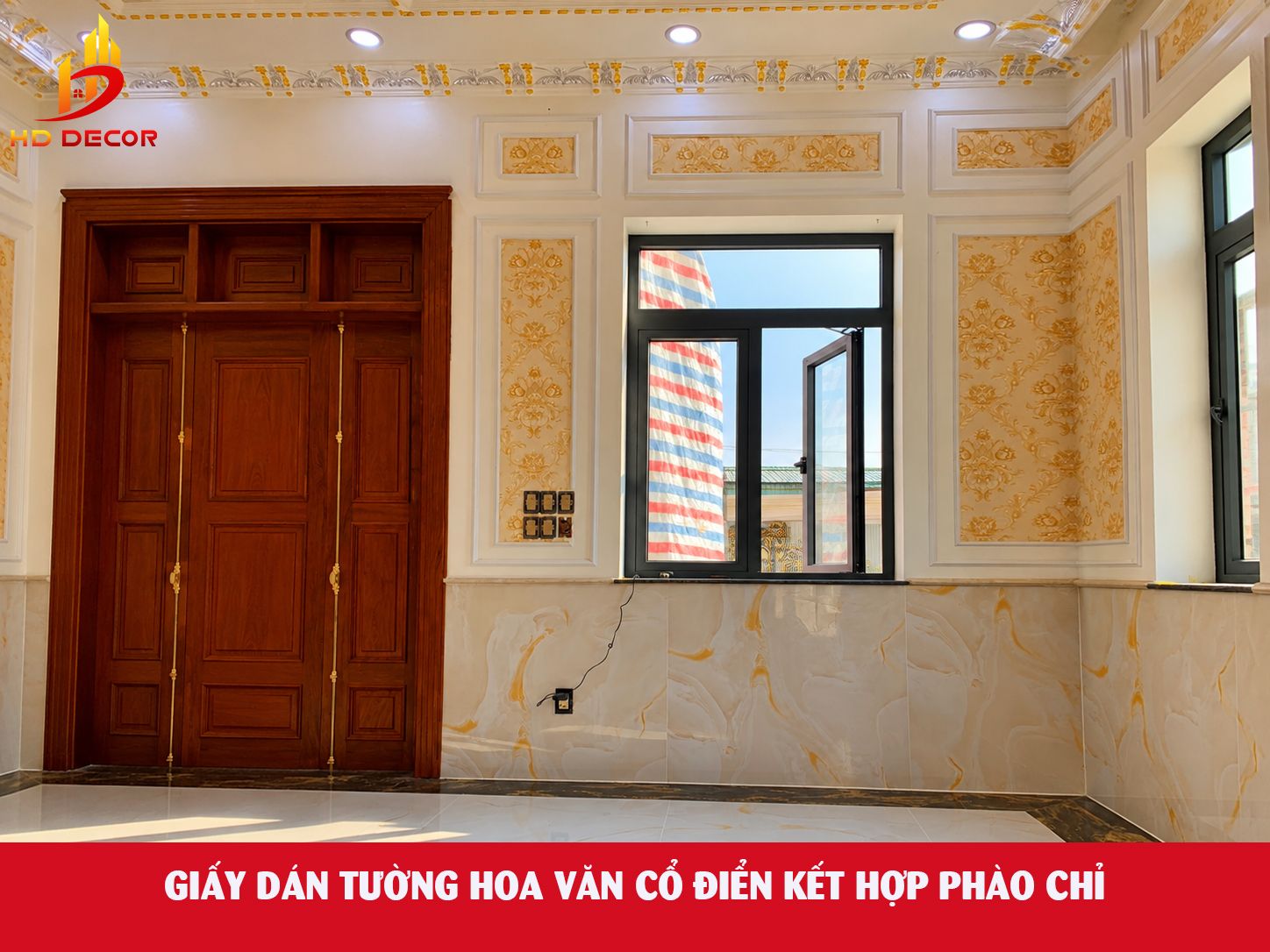 giấy dán tường cổ điển kết hợp phào chỉ 