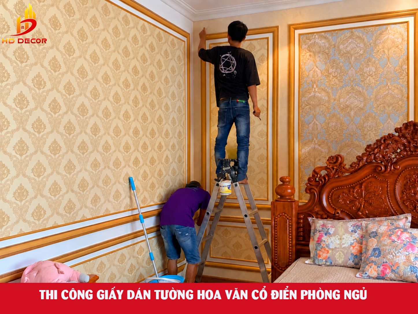 thi công giấy dán tường hoa văn cổ điển phòng ngủ 