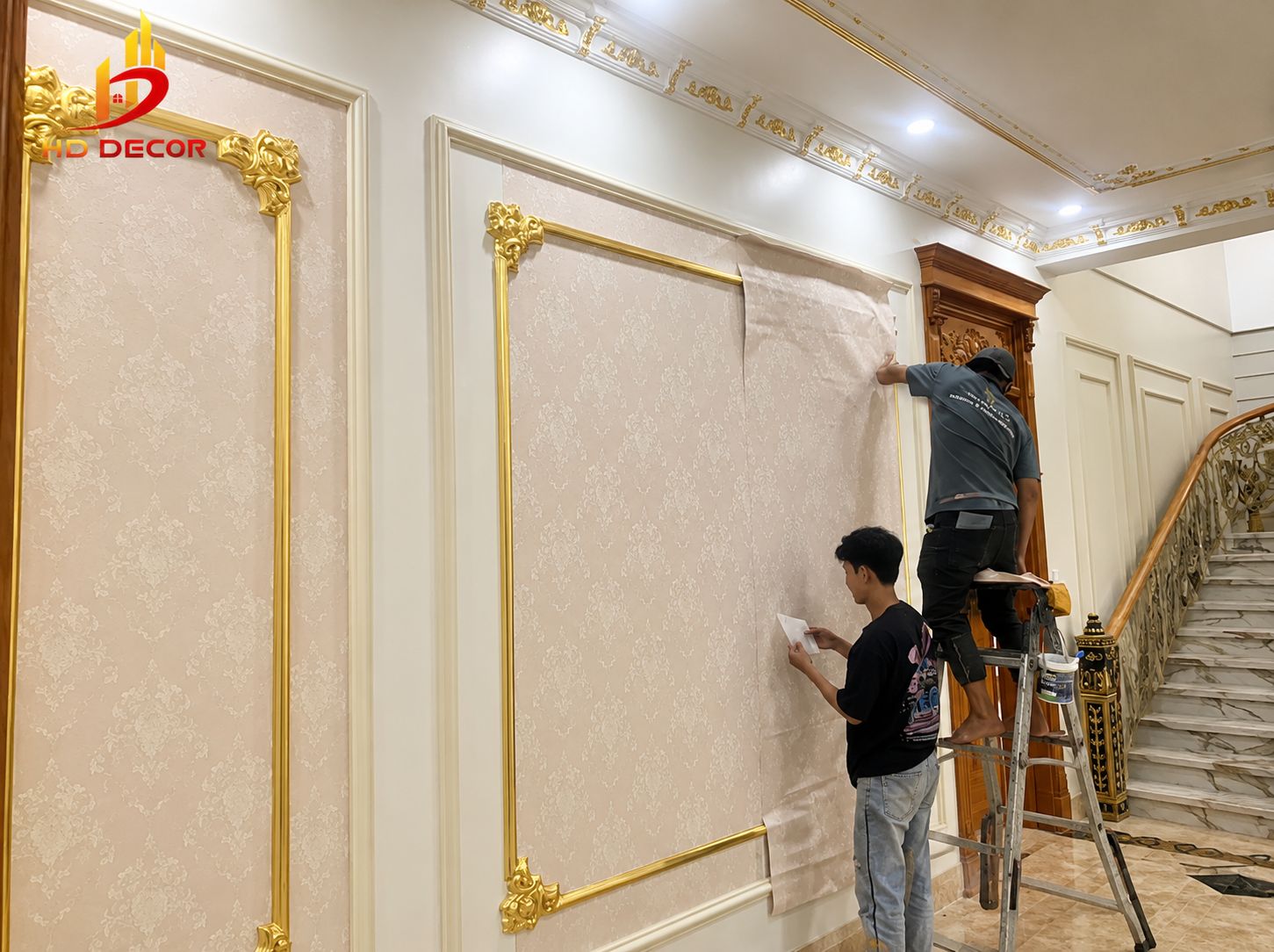 giấy dán tường kết hợp phào chỉ