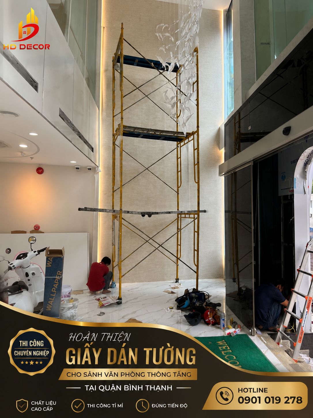 Hoàn thiện giấy dán tường cho sảnh văn phòng thông tầng tại Quận Bình Thạnh