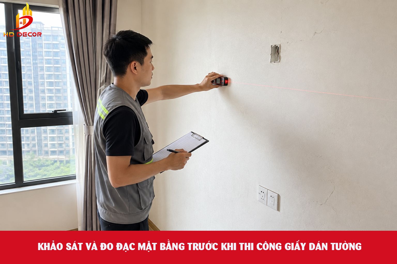 khảo sát và đo đạc mặt bằng tường trước khi thi công giấy dán tường