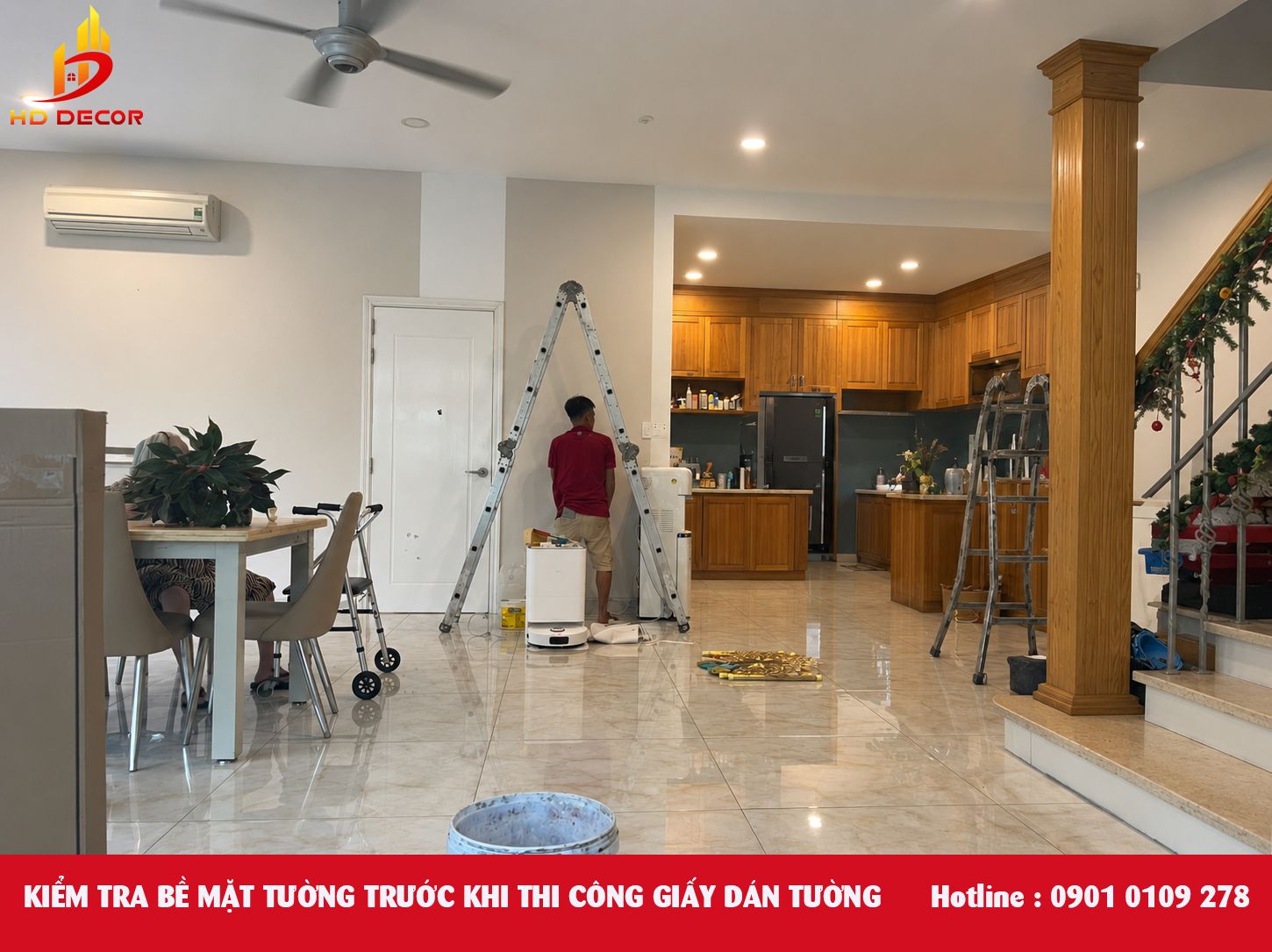 kiểm tra kĩ bề mặt tường trước khi  thi công giấy dán tường 