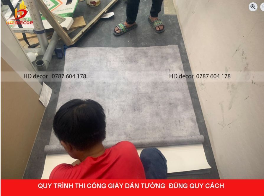 lăn keo lên giấy dán tường