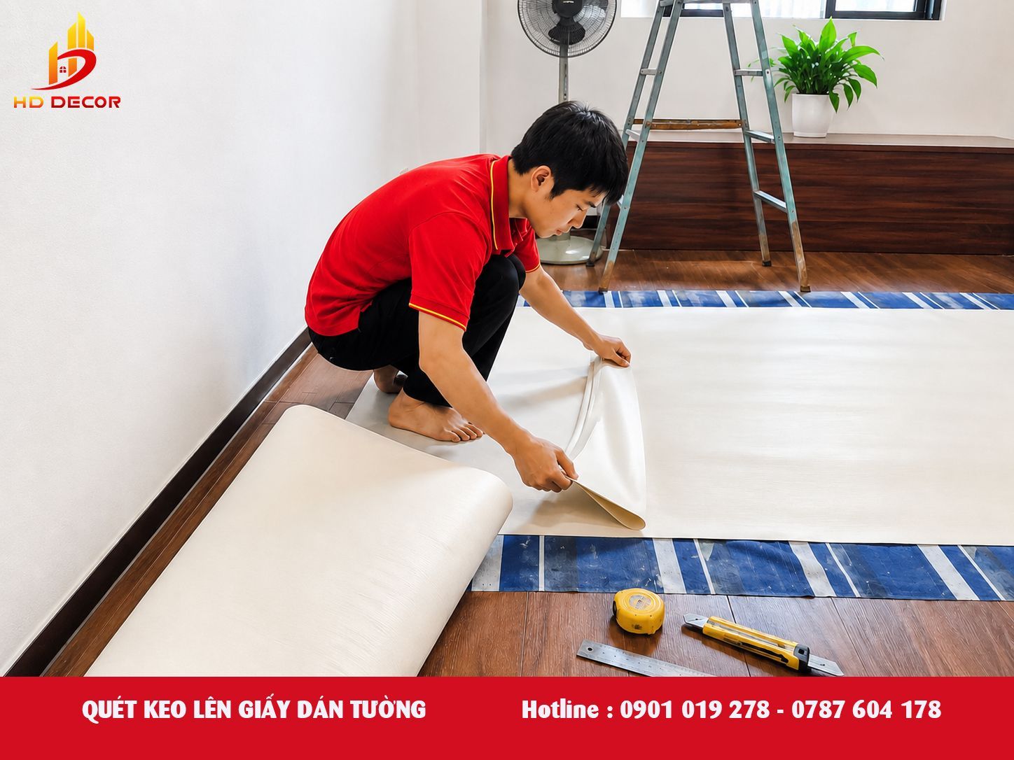 quét keo lên giấy dán tường và lên tường trước khi thi công giấy dán tường 