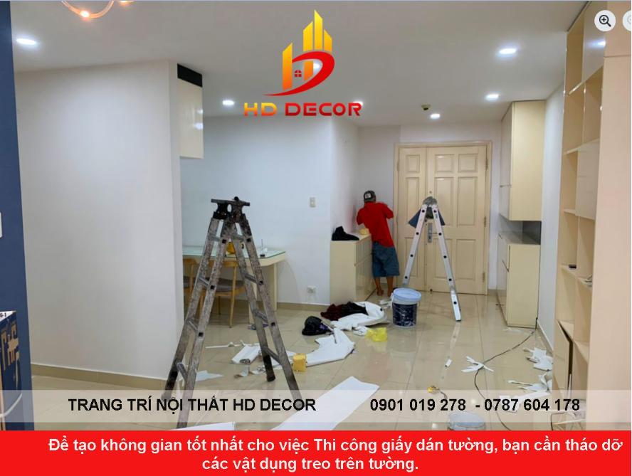 tháo dỡ các vật dụng trên tường trước khi thi công giấy dán tường 