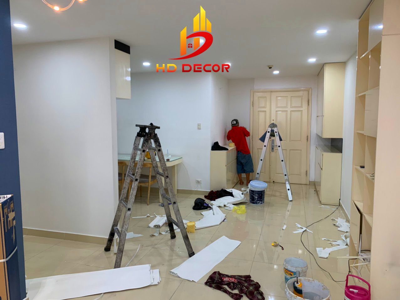 thi công giấy dán tường vân gỗ nhanh chóng 