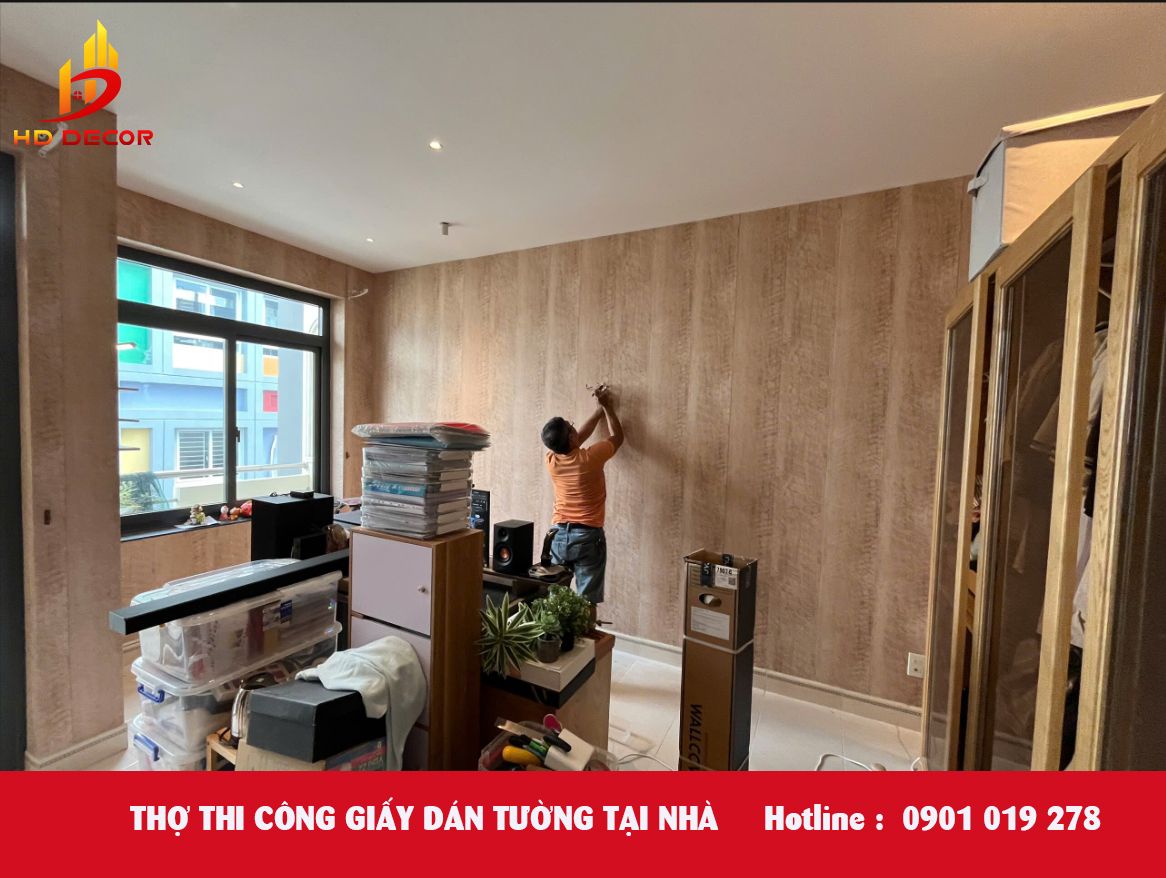 thợ thi công giấy dán tường tại nhà