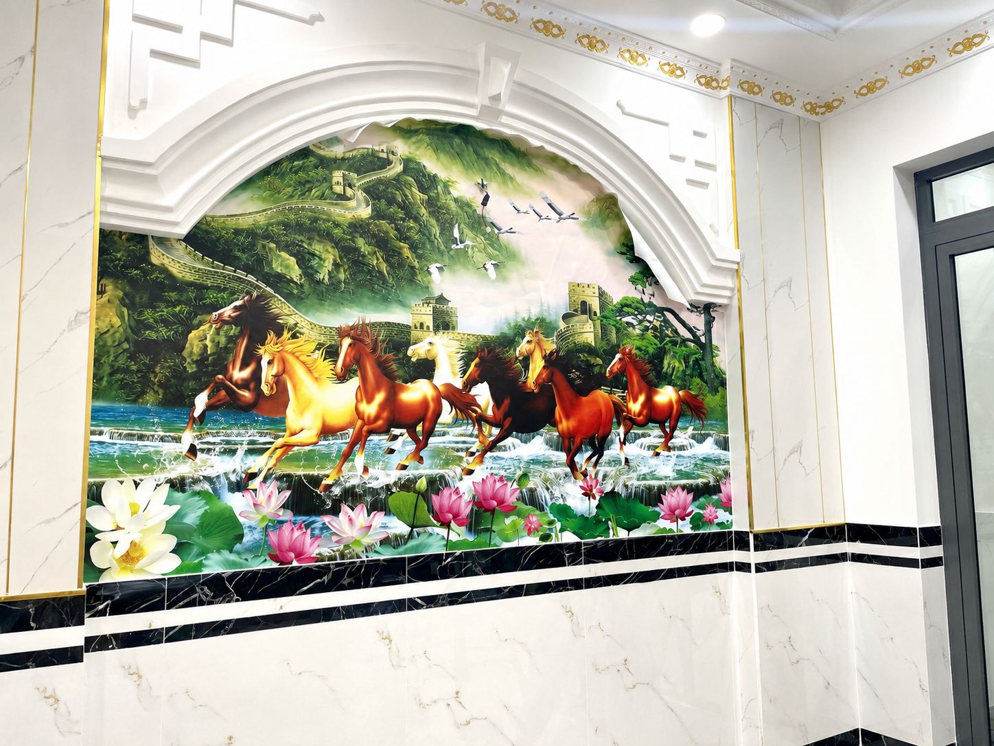 tranh dán tường mã đáo thành công cho phòng khách 