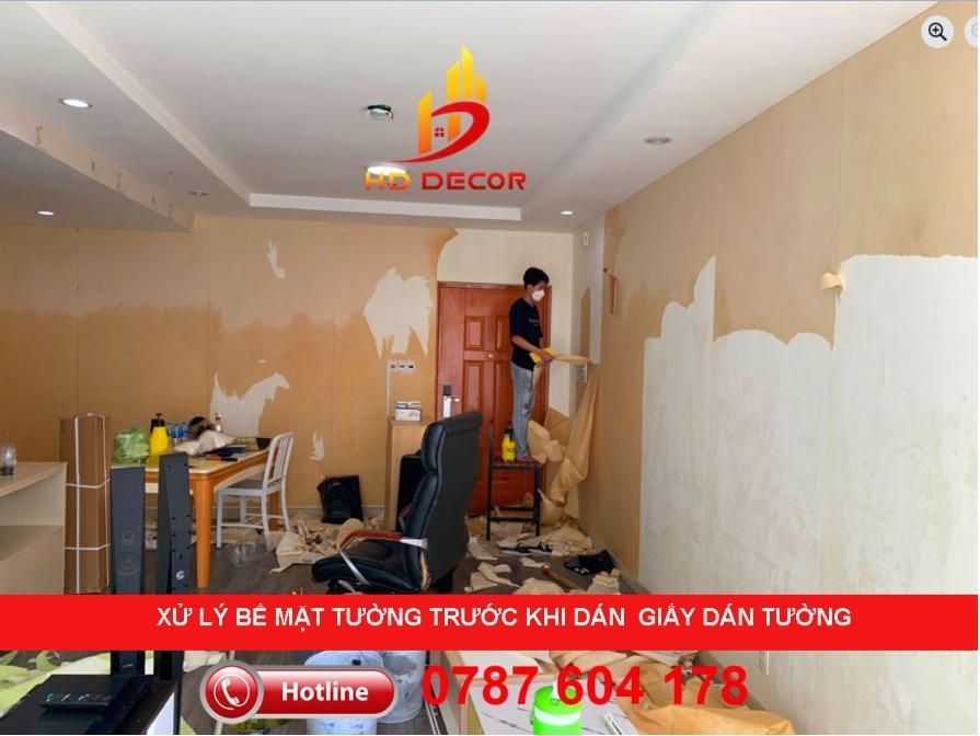 xử lý bề mặt tường trước khi thi công giấy dán tường 
