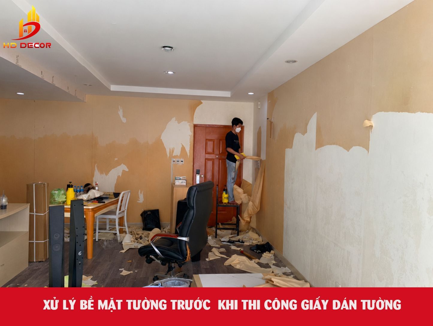 xử lý bề mặt tường trước khi  thi công giấy dán tường 