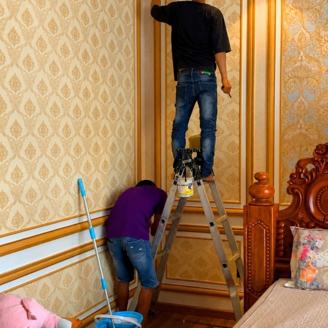 THI CÔNG GIẤY DÁN TƯỜNG HOA VĂN CỔ ĐIỀN 